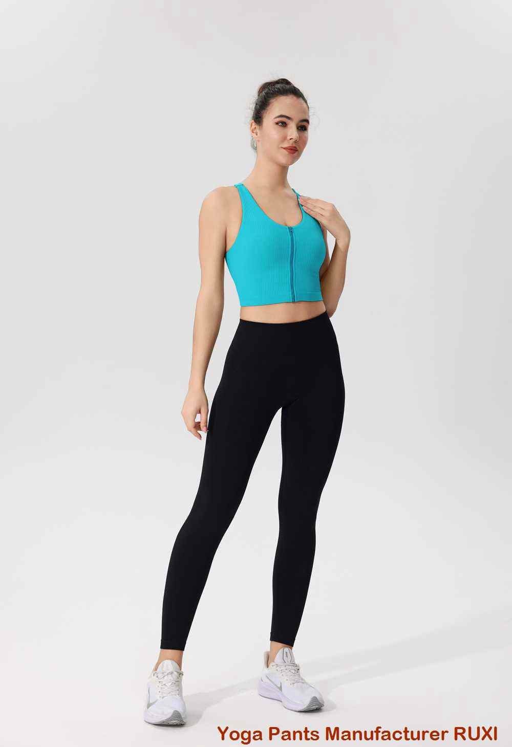 កំពូលយូហ្គាជាមួយនឹងអាវទ្រនាប់