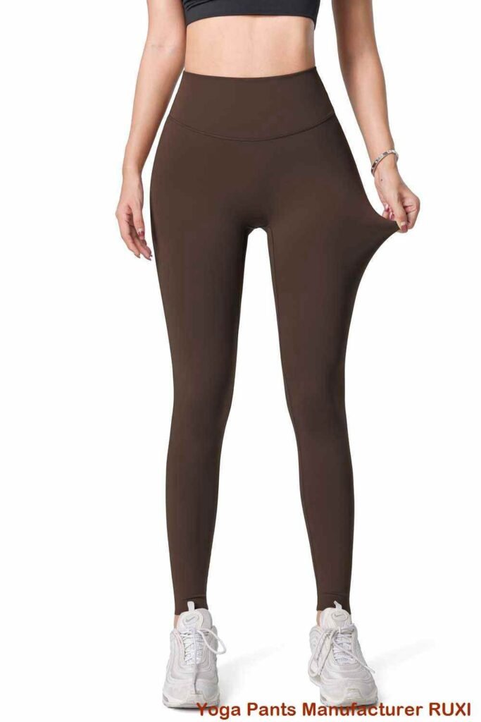 ខោខ្លីរត់ជាមួយ spandex នៅក្រោម