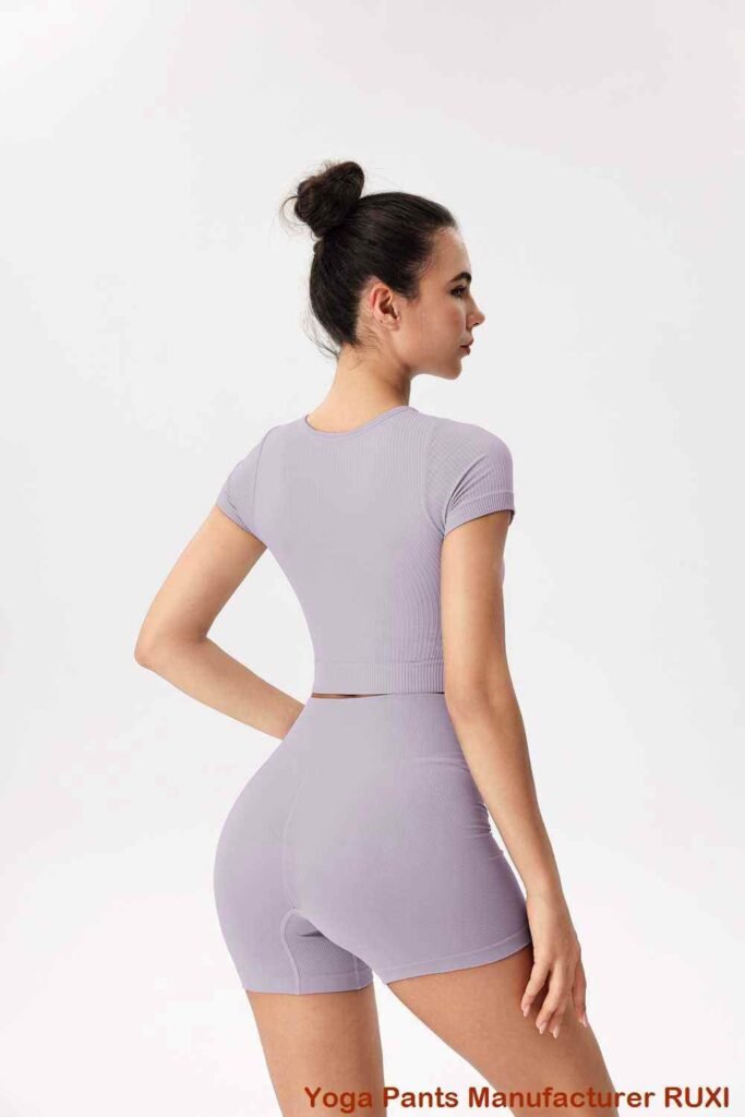 ខោខ្លីកីឡាដែលមាន spandex នៅក្រោម
